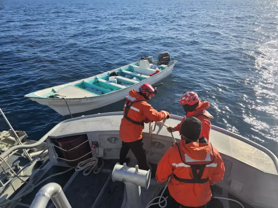 Personas rescatadas a bordo de una embarcacin al noroeste de Ensenada