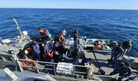 Personas rescatadas a bordo de una embarcacin al noroeste de Ensenada