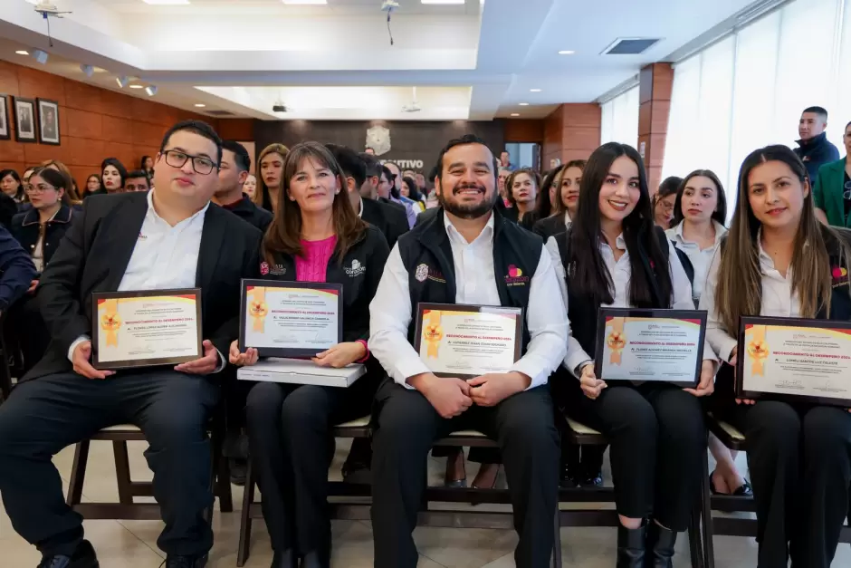 Entrega de reconocimientos a personas servidoras pblicas