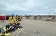 Rescatan bomberos de Rosarito y Tijuana a joven que amenazaba con lanzarse desde torre de luz