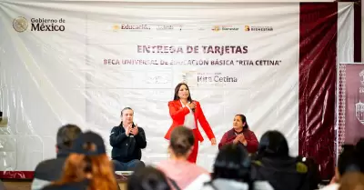 Claudia Agatn entrega de becas