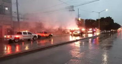 Incendio en local comercial provoc cierre del bulevar Daz Ordaz