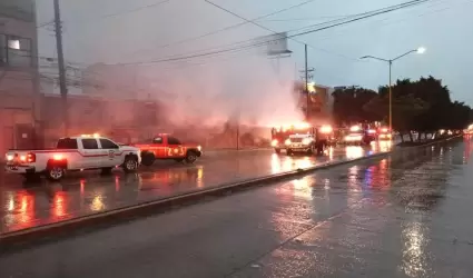 Incendio en local comercial provoc cierre del bulevar Daz Ordaz