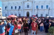 Maestros de escuelas federalizadas se manifiestan afuera de Palacio de Gobierno