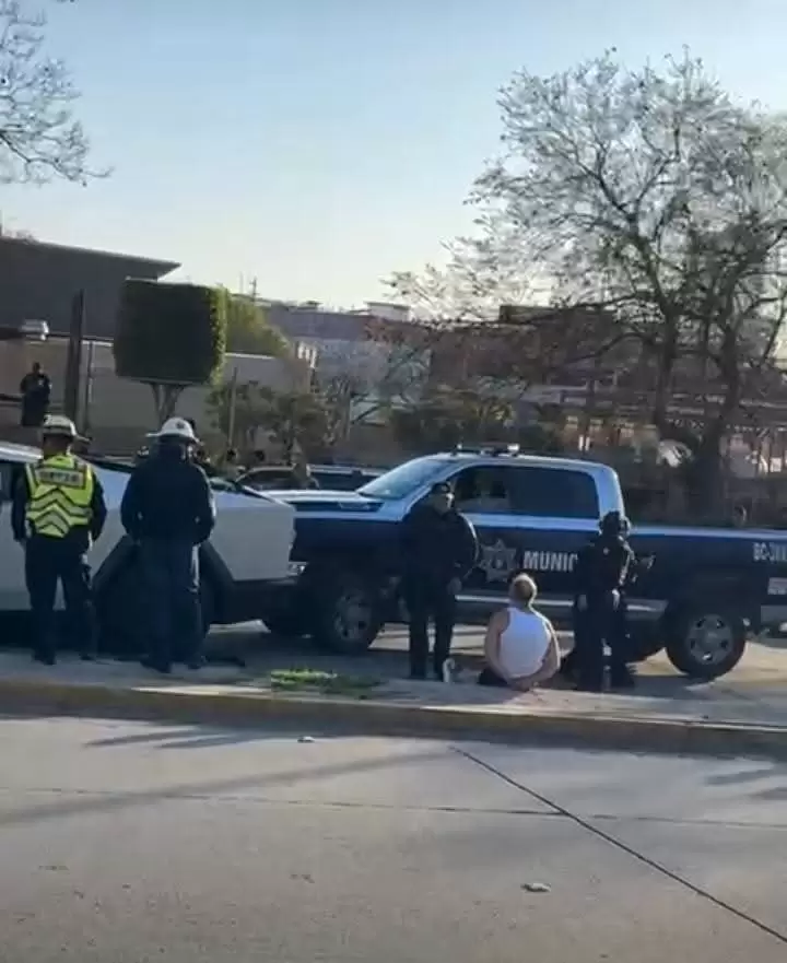 Cybertruck causa persecucin y choque en Tijuana