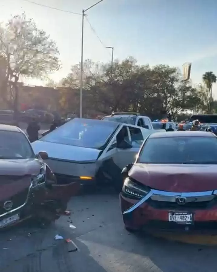 Cybertruck causa persecucin y choque en Tijuana