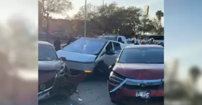 Cybertruck causa persecucin y choque en Tijuana