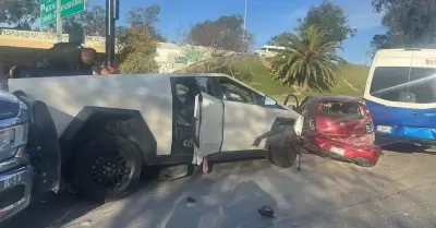 Persecucin en Tijuana: Conductor de Cybertruck huye y causa mltiples choques