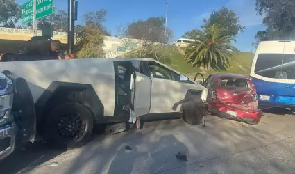 Persecuci�n en Tijuana: Conductor de Cybertruck huye y causa m�ltiples choques