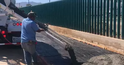 Construyen banquetas frente al nuevo hospital del IMSS