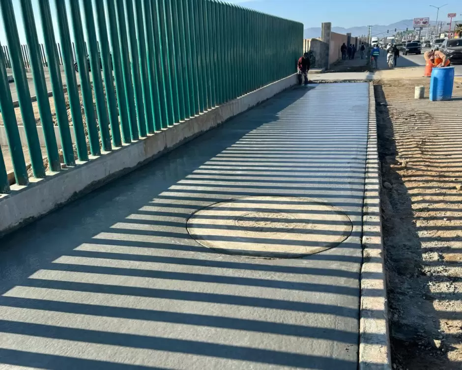 Construyen banquetas frente al nuevo hospital del IMSS