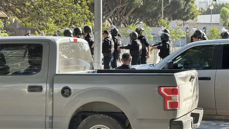 FGE y FESC de BC desalojan parque Benito Jurez; hay dos detenidos