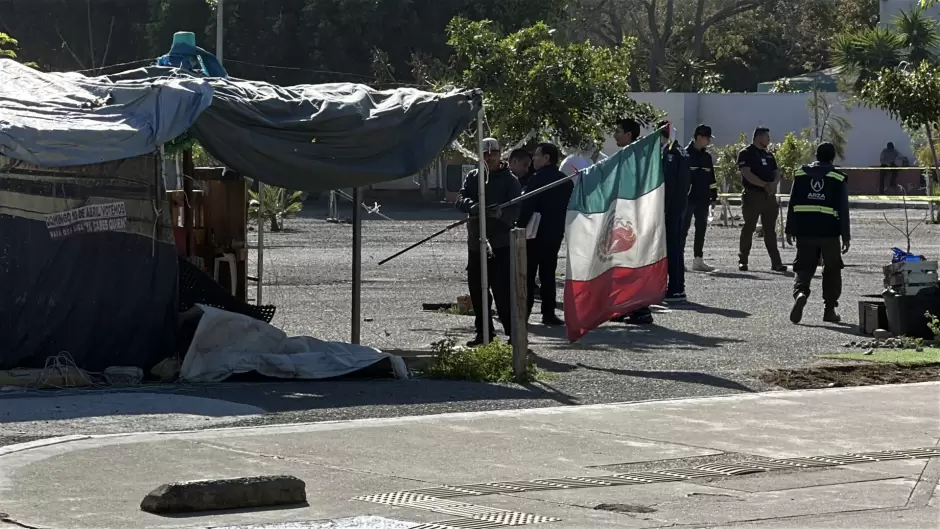 FGE y FESC de BC desalojan parque Benito Jurez; hay dos detenidos