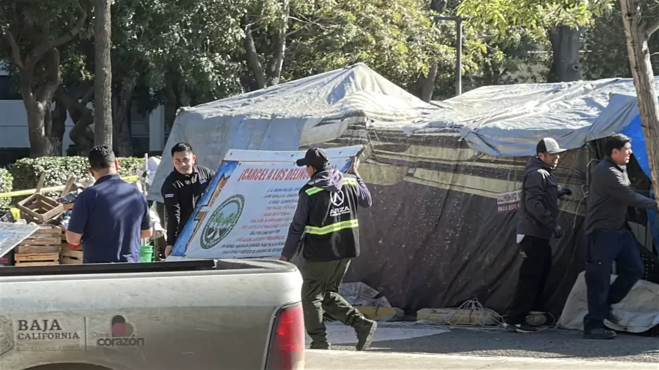 FGE y FESC de BC desalojan parque Benito Jurez; hay dos detenidos