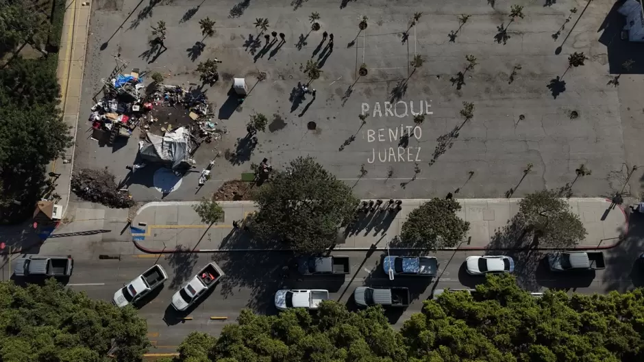 FGE y FESC de BC desalojan parque Benito Jurez; hay dos detenidos