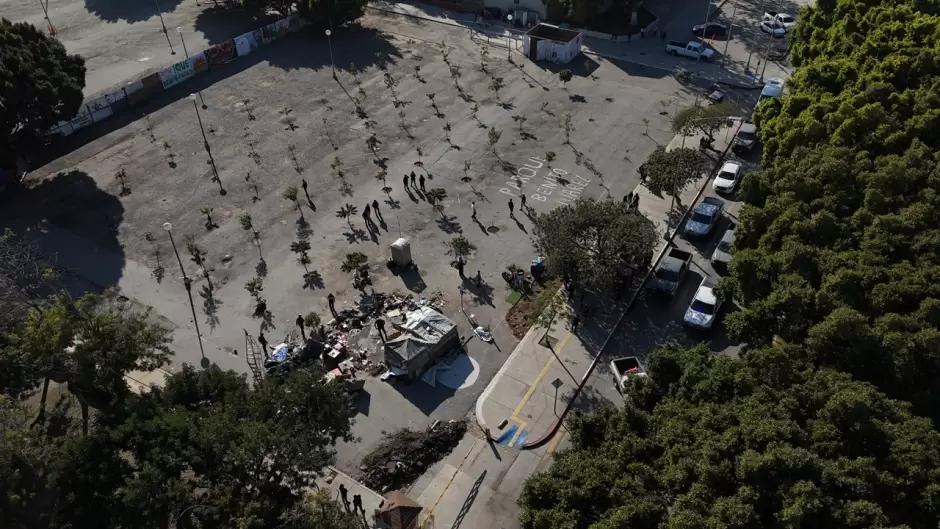 FGE y FESC de BC desalojan parque Benito Jurez; hay dos detenidos