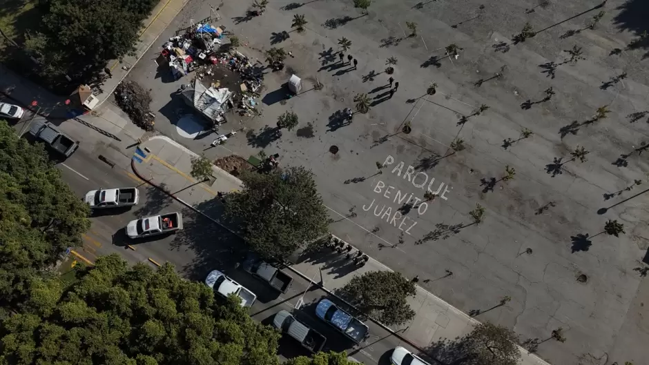 FGE y FESC de BC desalojan parque Benito Jurez; hay dos detenidos