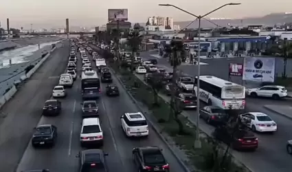 Caos vial en la V�a R�pida Oriente por socav�n