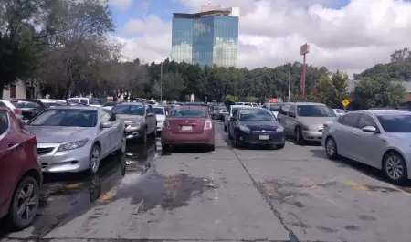 Congestin vial por estacionamiento de estudiantes en carriles de acceso a Va R