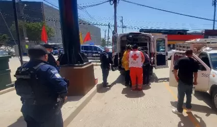 Auxilian polic�as municipales a mujer en labor de parto