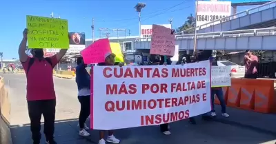 Pacientes oncológicos del HGT marcharon hasta la garita para denunciar falta de