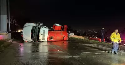 Volc unidad de Bomberos que iba a un incendio en Tijuana