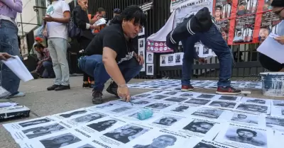 Colectivos de madres buscadoras realizan un cierre simbólico en las puertas 2 y