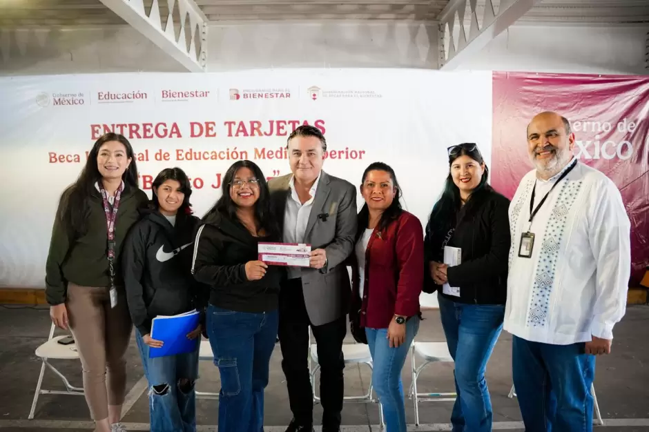 Entrega de beca Benito Jurez