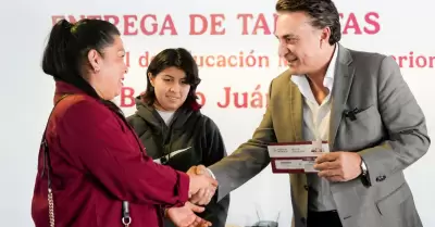 Entrega de beca Benito Juárez
