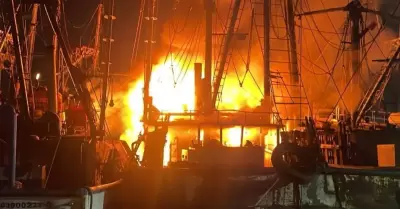 Incendio de barcos camaroneros en Mazatln