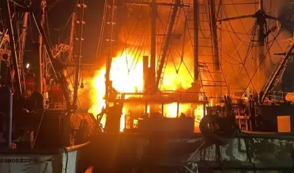 Incendio de barcos camaroneros en Mazatln