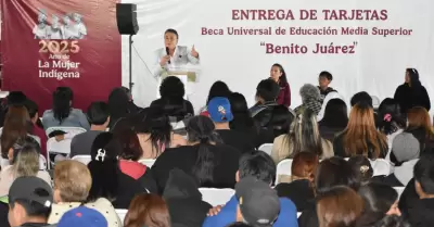 Entrega de Becas Benito Juárez para estudiantes de preparatoria