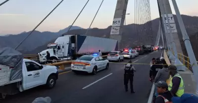 Triler sin frenos arrolla a policas