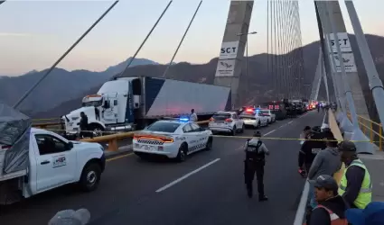 Triler sin frenos arrolla a policas