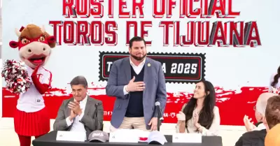 Abandera Ismael Burgueo al equipo de bisbol de Toros de Tijuana