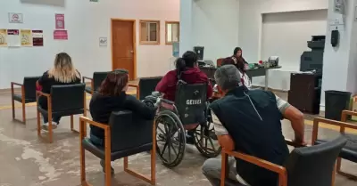 Equipo de profesionales capacitados para asistir a individuos y familias