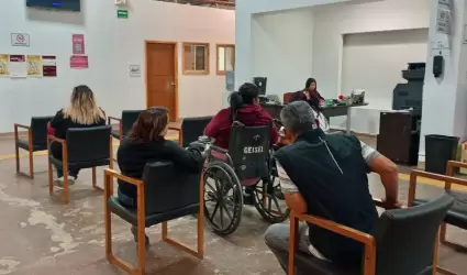 Equipo de profesionales capacitados para asistir a individuos y familias