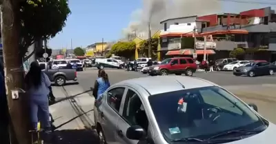 Autoridades reportan incendio de tienda de abarrotes en la zona centro