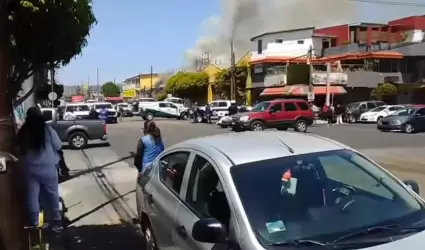 Autoridades reportan incendio de tienda de abarrotes en la zona centro