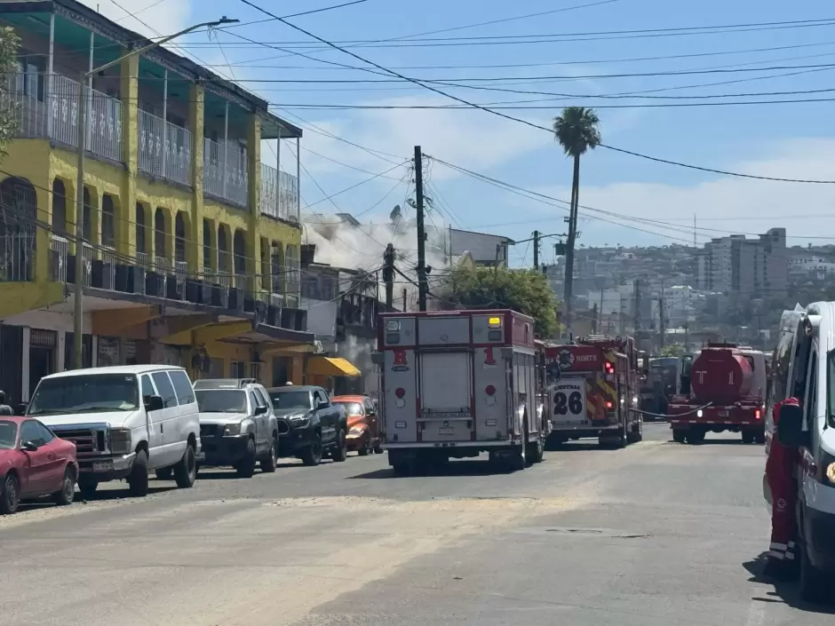 Autoridades reportan incendio de tienda de abarrotes en la zona centro