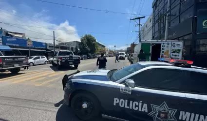 Autoridades reportan incendio de tienda de abarrotes en la zona centro