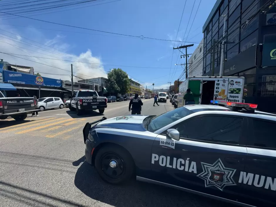 Autoridades reportan incendio de tienda de abarrotes en la zona centro