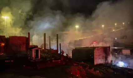 Bomberos atienden incendio de seis viviendas en colonia Nido de las guilas