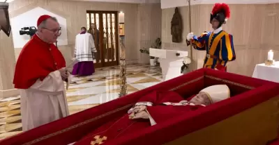 Féretro con el cuerpo del papa Francisco
