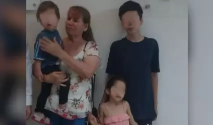 Menores rescatados del techo de una vivienda