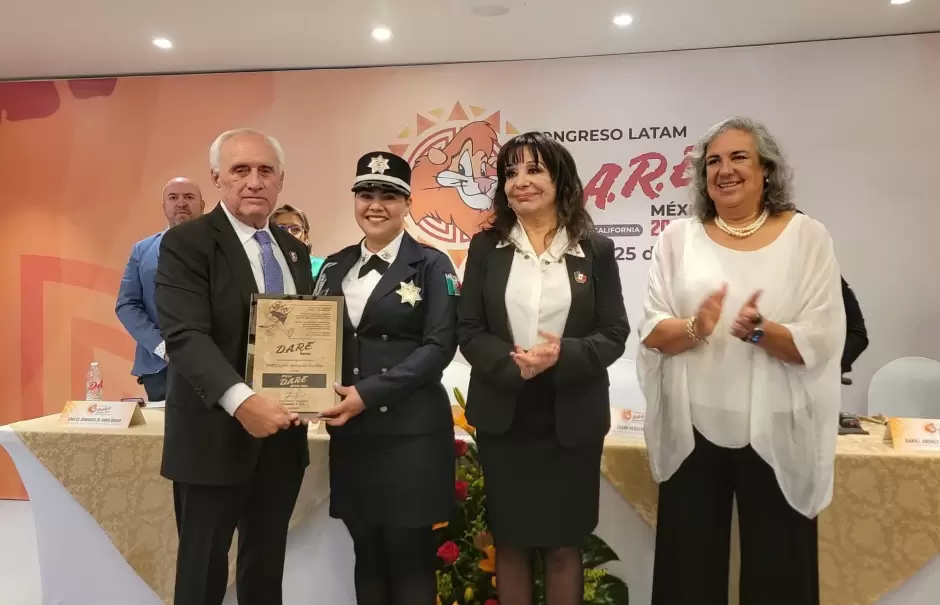 Instructora D.A.R.E. del Ao