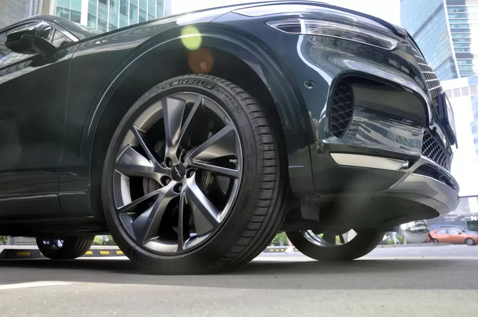 Bridgestone lidera en llantas premium por su innovacin, seguridad, sostenibilidad y garanta confiable.