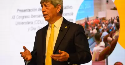 Dr. Fernando León García