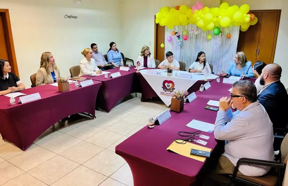 Nio presidente y nia directora del Sistema DIF Baja California