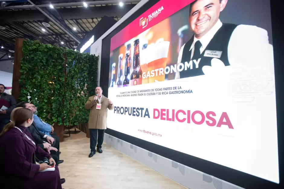 Recibe presidente Ismael Burgueo distintivo Nivel de Calidad Oro para Tijuana